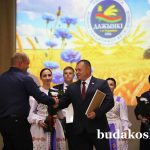 Первый заместитель председателя — начальник управления сельского хозяйства и продовольствия райисполкома Александр Ковалев вручил награды аграриям