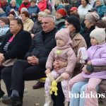 На сцене — яркие концертные номера. Творческие коллективы и исполнители района дарят зрителям хорошее настроение и заряд позитива