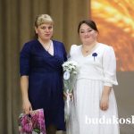 Анна Матузко вручила памятный подарок участнице уборочной кампании, женщине-комбайнеру Татьяне Барановой